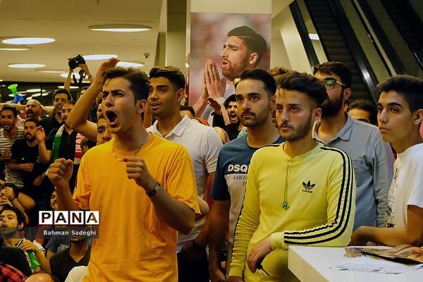 تماشای دیدار تیم‌های فوتبال ایران و اسپانیا