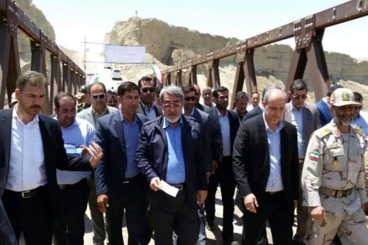 وزیر کشور یک  پل را در منطقه مرزی گلستان افتتاح کرد