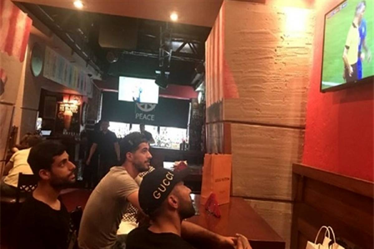 تصویری از ملی‌پوشان ایران در حال تماشای بازی برزیل  در رستوران