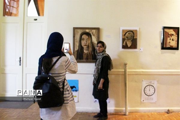 نمایشگاه آثار هنری با عنوان «هویت» در حمایت از قربانیان اسیدپاشی در تبریز