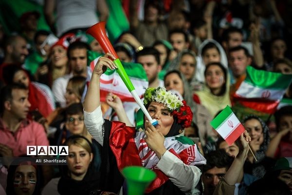 تماشای فوتبال ایران و پرتغال در ورزشگاه آزادی