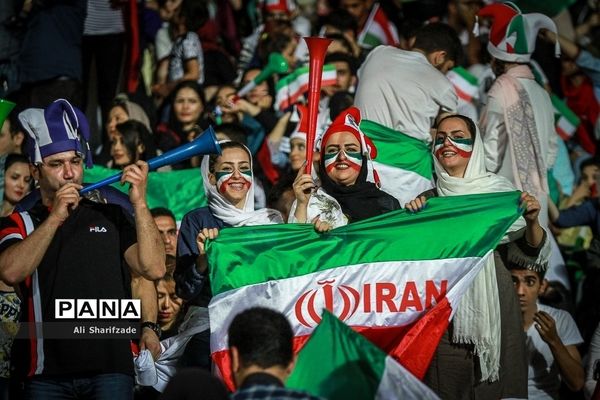 تماشای فوتبال ایران و پرتغال در ورزشگاه آزادی