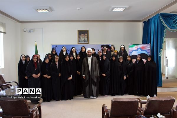 نشست مسئولین و اعضای انجمن های اسلامی دانش آموزان آذربایجان غربی با نماینده مقام معظم رهبری