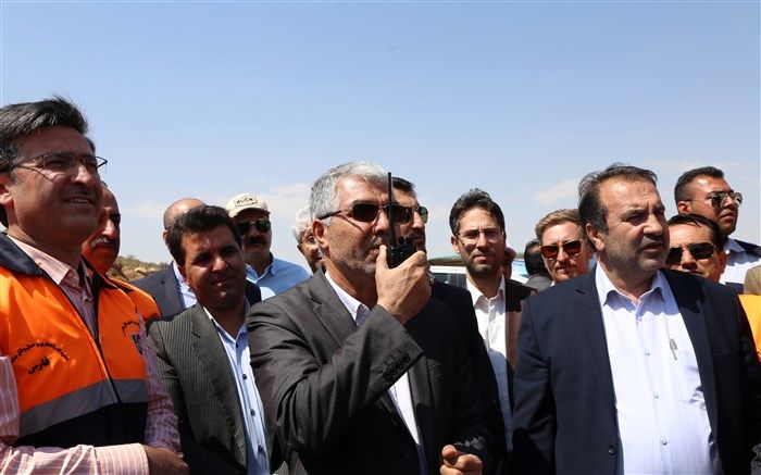 استاندار فارس: توسعه زیرساخت های حمل و نقل جاده ای یکی از ضروریات فارس است