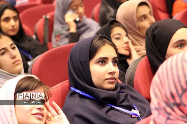 سومین روز از حضور دانش‌آموزان دختر مناطق مرزی در اردوگاه شهید با هنر تهران