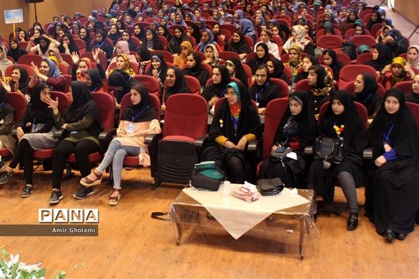 سومین روز از حضور دانش‌آموزان دختر مناطق مرزی در اردوگاه شهید با هنر تهران