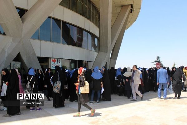 بازدید دختران اردوی ملی مناطق مرزی از اماکن دیدنی تهران