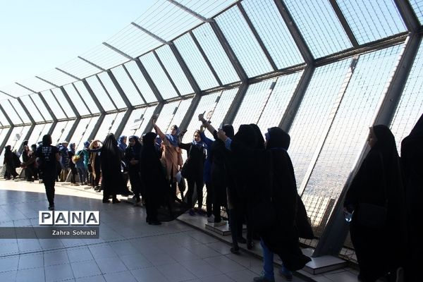 بازدید دختران اردوی ملی مناطق مرزی از اماکن دیدنی تهران