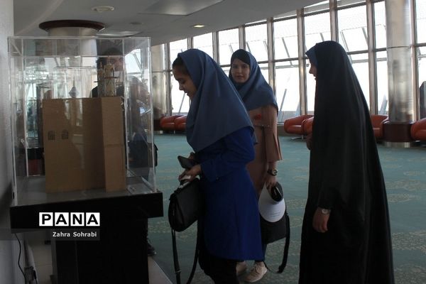 بازدید دختران اردوی ملی مناطق مرزی از اماکن دیدنی تهران