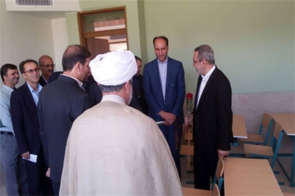 بازدید بطحایی از مدرسه ابتدایی ویژه اتباع خارجی در اصفهان