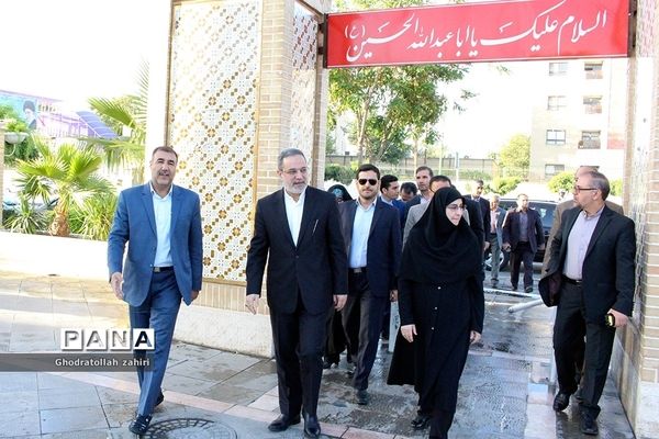 ادای احترام وزیر آموزش و پرورش به مقام شهدا در اصفهان
