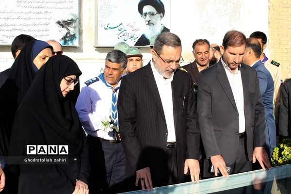 ادای احترام وزیر آموزش و پرورش به مقام شهدا در اصفهان