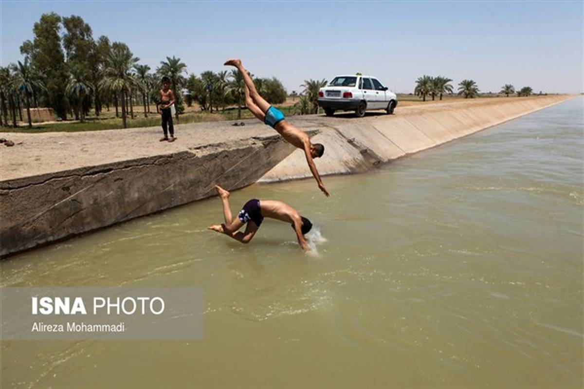 تصاویر/ فرار خوزستانی‌ها از گرما به آب‌های گل‌آلود!