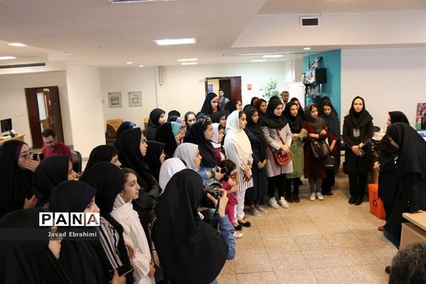 بازدید دانش آموزان دختر دوره های تابستانه سازمان دانش آموزی از موسسه فرهنگی شهر آرا مشهد