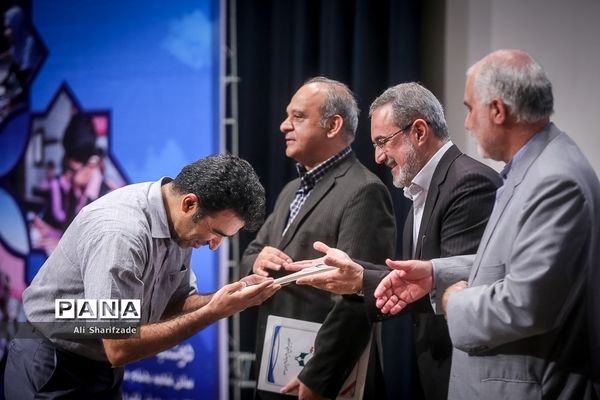 دیدار وزیر آموزش و پرورش با دانش آموزان و معلمان مدارس آسیب دیده شنوایی شهر تهران