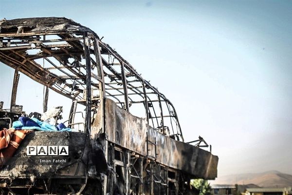 لاشه اتوبوس مسافر‌بری و تانکر سوخت در اثر انفجار مهیب دیشب درسنندج