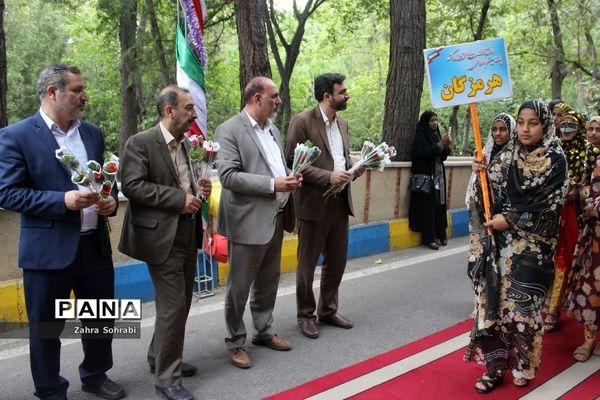 حضور دانش‌آموزان دختر مناطق مرزی کشور در اردوگاه شهید با‌هنر تهران