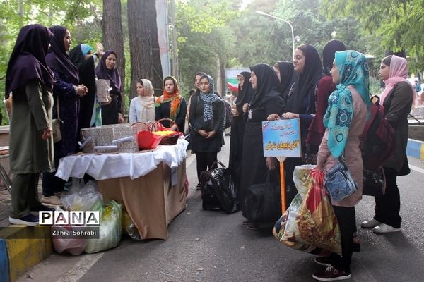 حضور دانش‌آموزان دختر مناطق مرزی کشور در اردوگاه شهید با‌هنر تهران