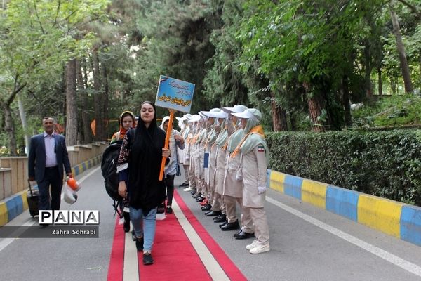 حضور دانش‌آموزان دختر مناطق مرزی کشور در اردوگاه شهید با‌هنر تهران