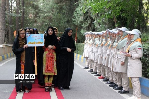 حضور دانش‌آموزان دختر مناطق مرزی کشور در اردوگاه شهید با‌هنر تهران