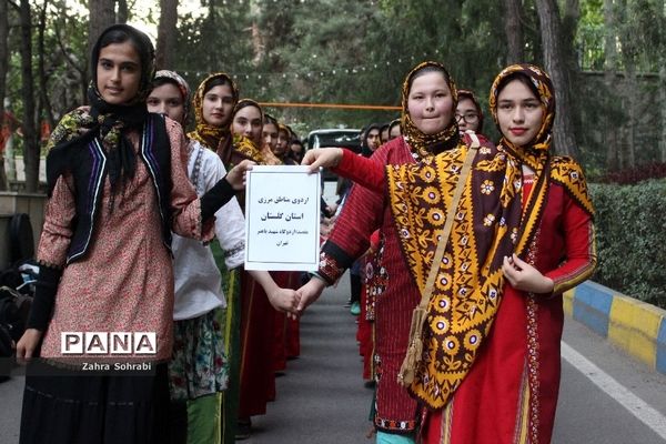 حضور دانش‌آموزان دختر مناطق مرزی کشور در اردوگاه شهید با‌هنر تهران