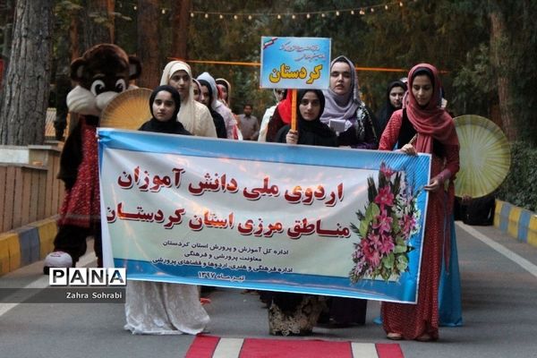 حضور دانش‌آموزان دختر مناطق مرزی کشور در اردوگاه شهید با‌هنر تهران