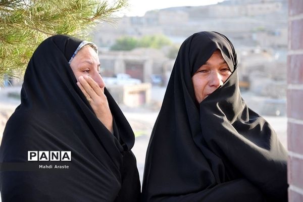 غبار روبی مزار شهید محمد کیانی در روستای منصورآبادشهرستان درمیان توسط خدام رضوی