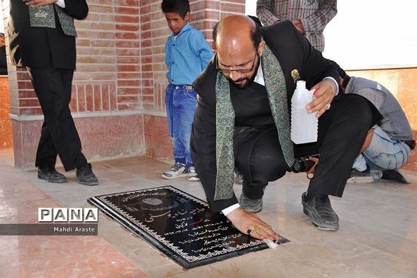 غبار روبی مزار شهید محمد کیانی در روستای منصورآبادشهرستان درمیان توسط خدام رضوی