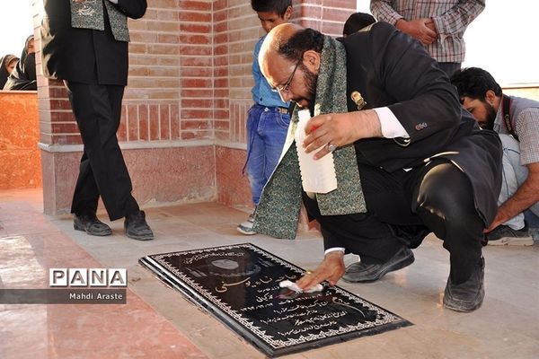 غبار روبی مزار شهید محمد کیانی در روستای منصورآبادشهرستان درمیان توسط خدام رضوی