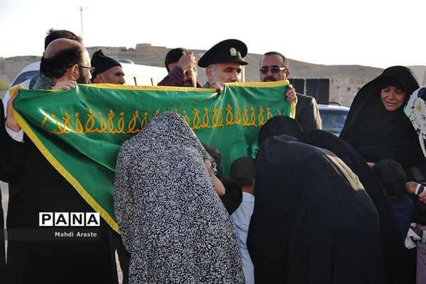 غبار روبی مزار شهید محمد کیانی در روستای منصورآبادشهرستان درمیان توسط خدام رضوی