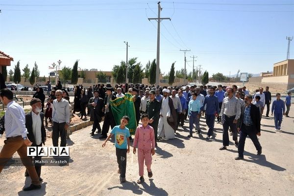 استقبال اهالی روستای بورنگ درمیان از حضور پرچم و کاروان خدام امام رضا (ع)