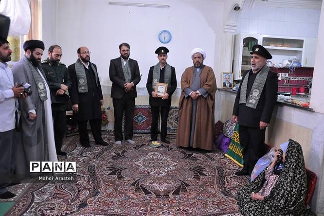 دیدار خدام حرم رضوی با خانواده شهید ابراهیم صادقی درنهبندان