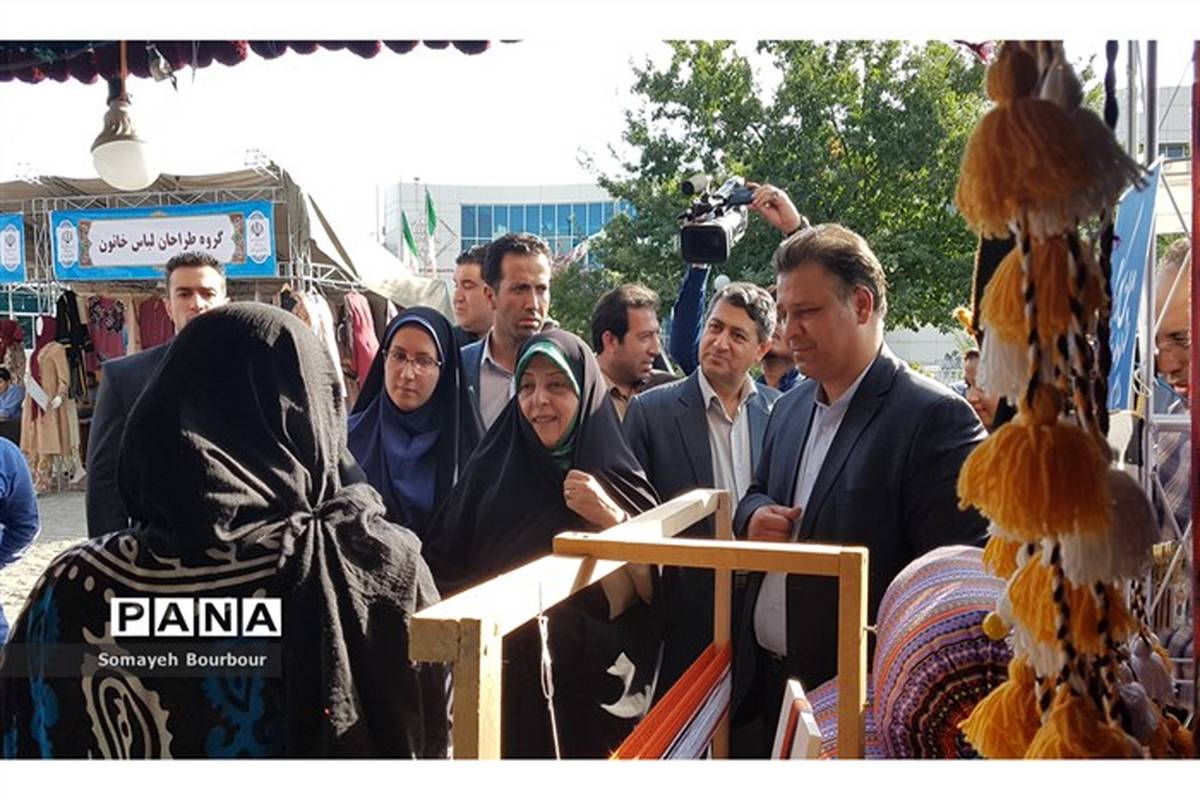بازدید معاون رئیس جمهور از نمایشگاه "لباس اقوام و حمایت از تولید کنندگان پوشاک ایرانی" در کرج