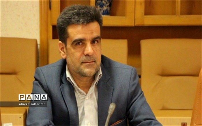 مدیر آموزش و پرورش اردستان: دریافت وجه  از دانش آموزان هنگام ثبت نام تخلف است
