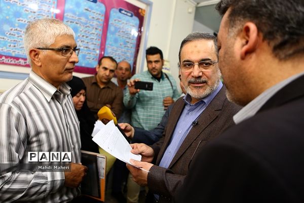 بازدید سرزده وزیر آموزش و پرورش از روند ثبت نام مدارس