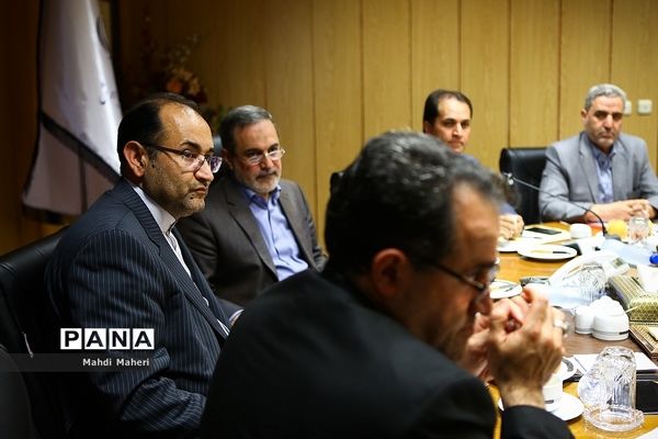 نشست صمیمانه وزیر آموزش و پرورش با نمایندگان فراکسیون اهل سنت مجلس شورای اسلامی