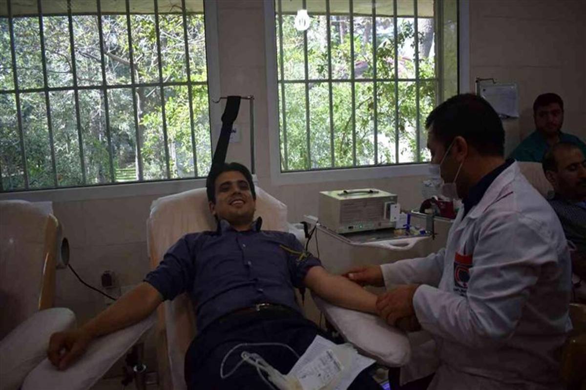 خبرنگاران قمی باحضور در مرکز انتقال خون روز اهدای خون را زنده نگه داشتند
