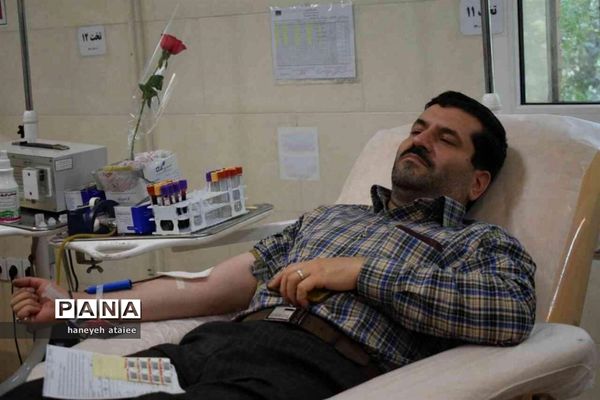 اهدای خون خبرنگاران قمی در روز اهدای خون و در آستانه روز خبرنگار