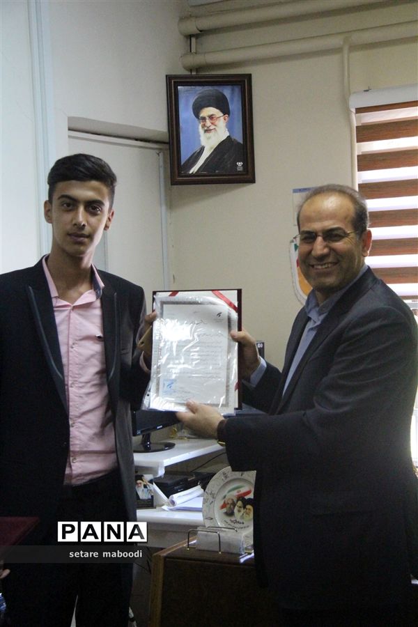 جلسه ابلاغ اعتبار نامه به نمایندگان منتخب شورای دانش آموزی استان همدان