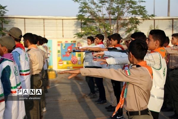 تمرین رژه دانش آموزان پیشتاز پسر در اردو انتخابی ملی در خراسان جنوبی