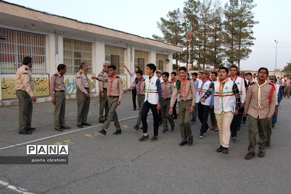 تمرین رژه دانش آموزان پیشتاز پسر در اردو انتخابی ملی در خراسان جنوبی