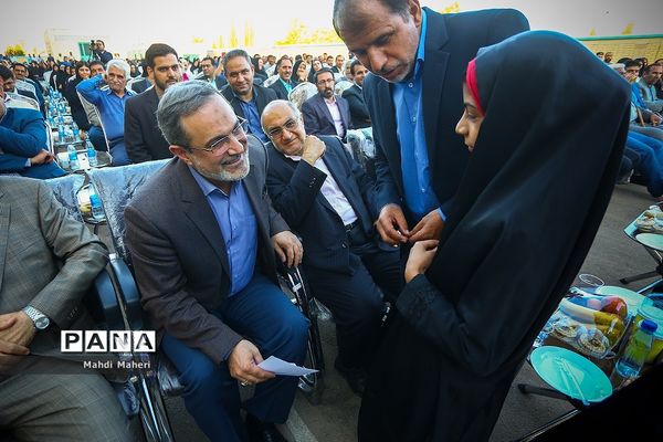 بازدید وزیر آموزش و پرورش از پروژه‌های عمرانی استان کرمان