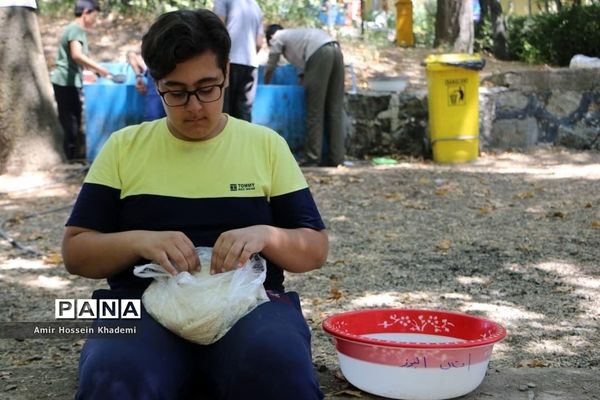 طبخ غذا توسط دانش آموزان البرزی در هشتمین اردوی ملی  پیشتازان کشور