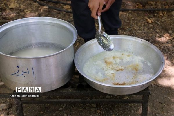 طبخ غذا توسط دانش آموزان البرزی در هشتمین اردوی ملی  پیشتازان کشور