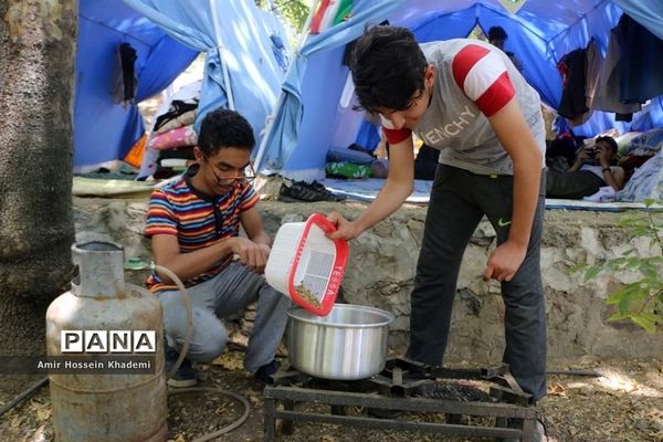 طبخ غذا توسط دانش آموزان البرزی در هشتمین اردوی ملی  پیشتازان کشور