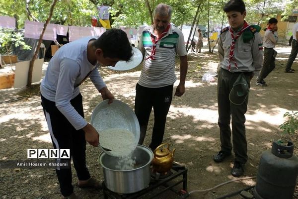 طبخ غذا توسط دانش آموزان البرزی در هشتمین اردوی ملی  پیشتازان کشور