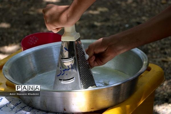 طبخ غذا توسط دانش آموزان البرزی در هشتمین اردوی ملی  پیشتازان کشور