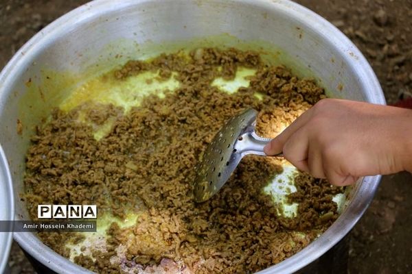 طبخ غذا توسط دانش آموزان البرزی در هشتمین اردوی ملی  پیشتازان کشور