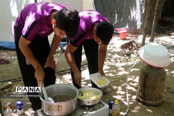 پخت ناهار در اردوی ملی پیشتازان پسر در اردوگاه باهنر تهران