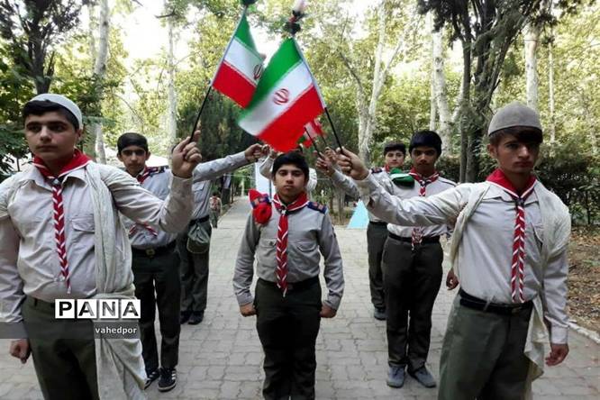 حضوردانش آموزان پسر کهگیلویه و بویراحمد در اردوی ملی پیشتازان کشور با لباس بومی و محلی
